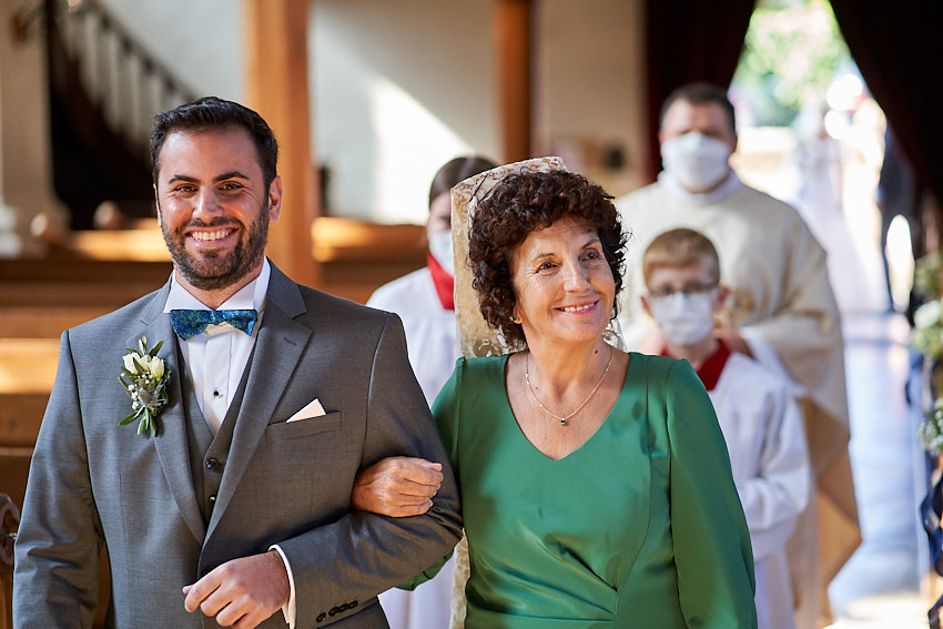 Bräutigam wird von seiner Mutter in die St. Jakobus Kirche von Abenberg gebracht, im Zuge einer Hochzeit.