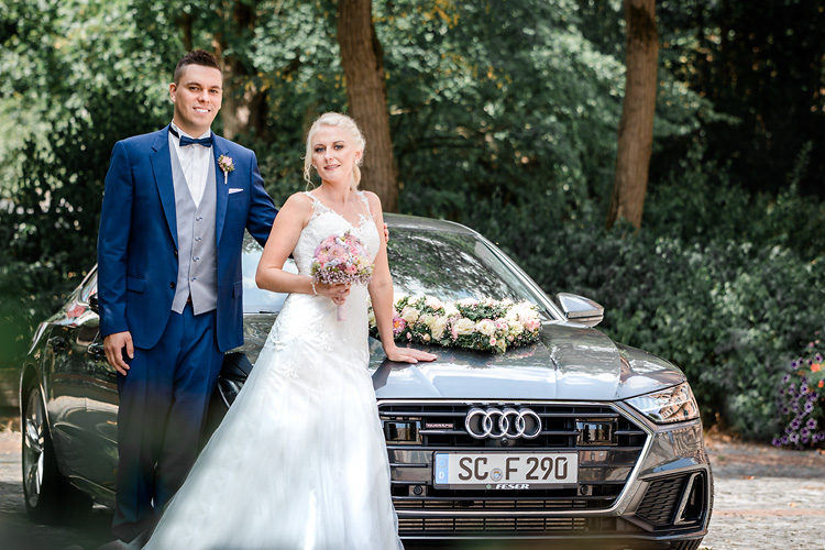 Fotos vor dem Hochzeitsauto