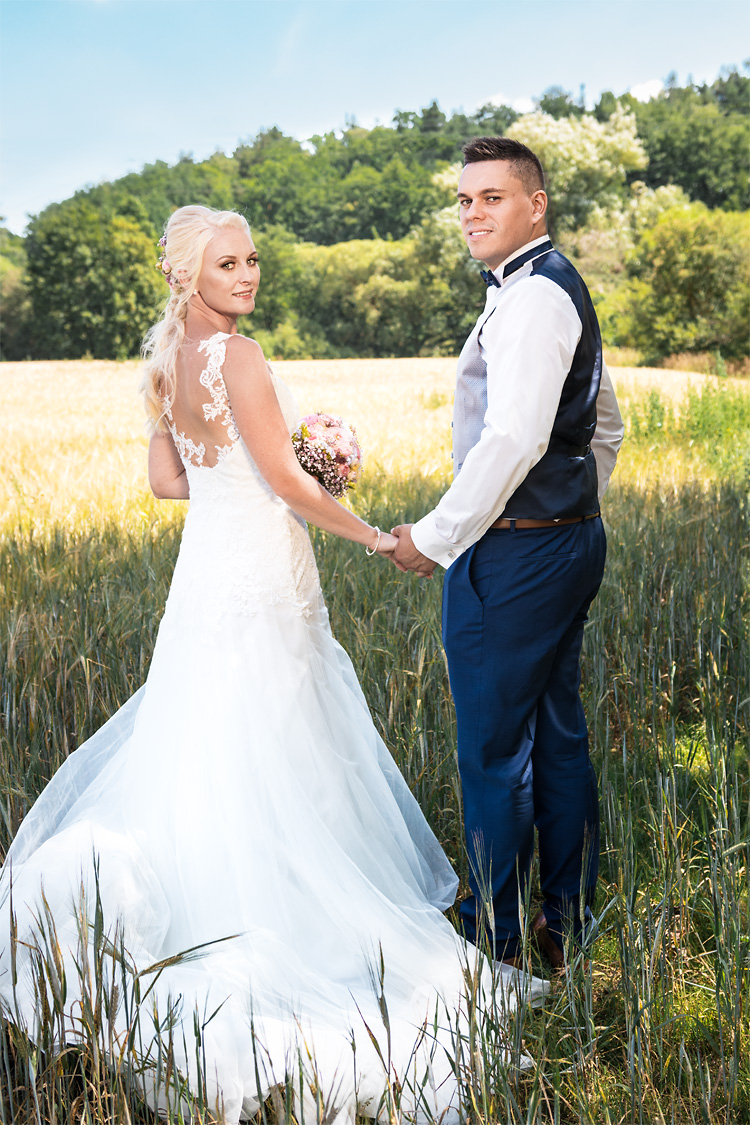 Formales Brautpaarshooting auf einem Feld