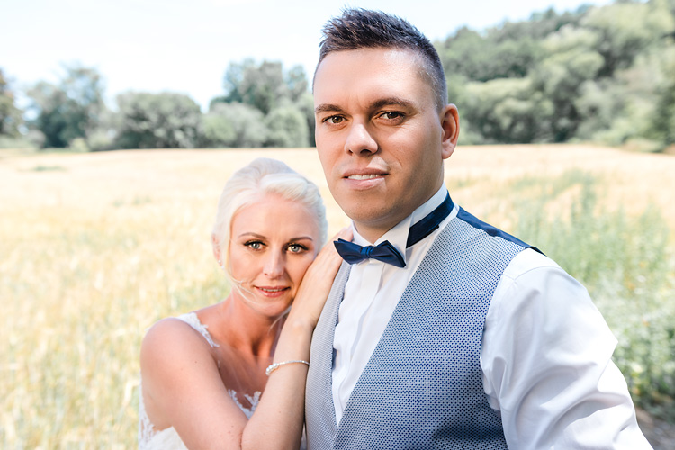 Formales Brautpaarshooting auf einem Feld