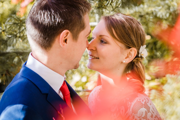 Hochzeitskuss im Herbstlaub