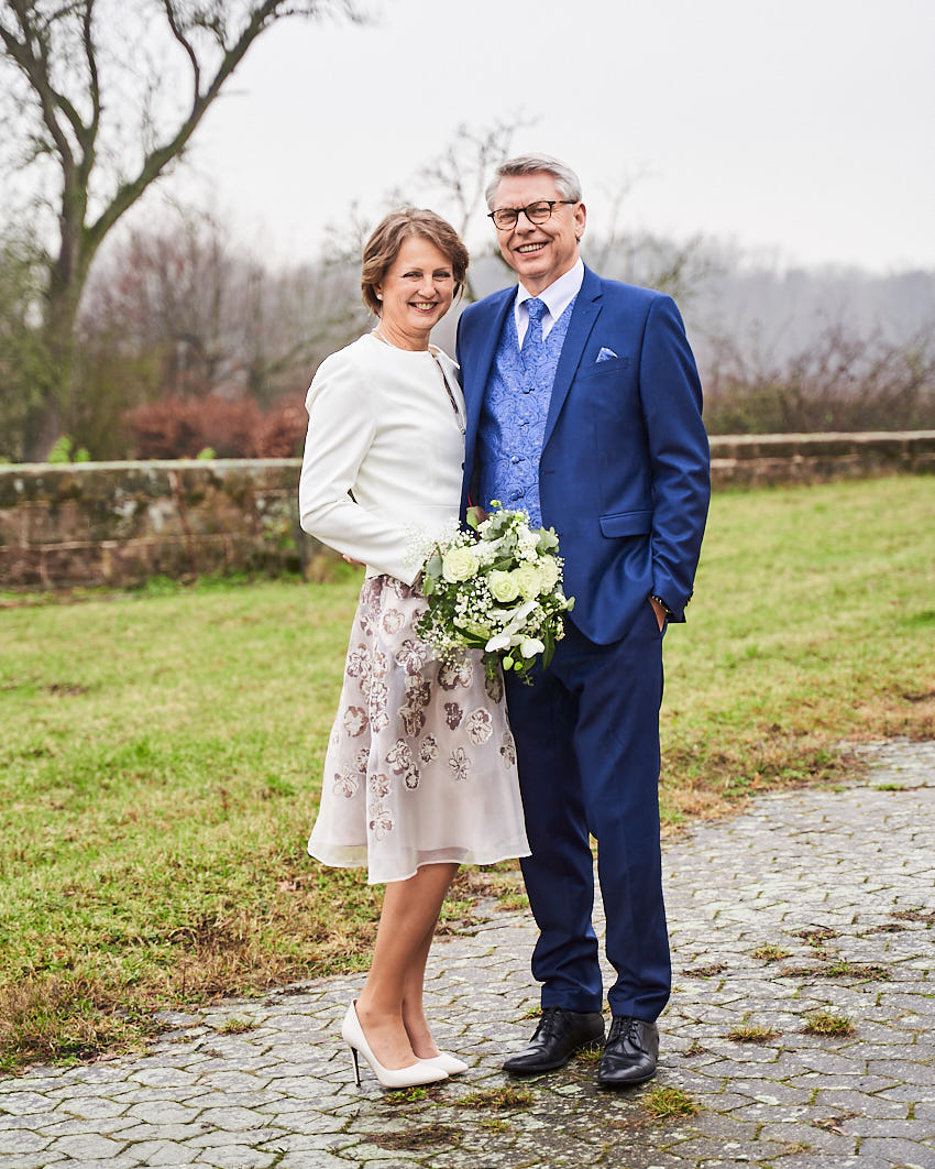 Die klassische Brautpaar-Pose als Einstieg ins Fotoshooting.