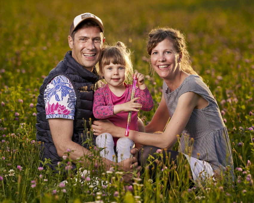 Familienfotos auf der wiese zur goldenen Stunde