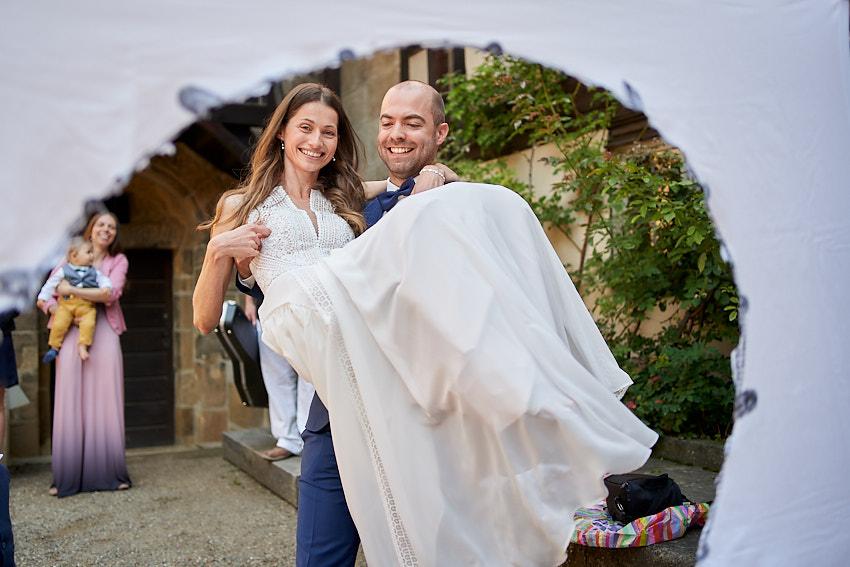 Die Braut durch das ausgeschnittene Brautherz zu tragen, gehört zu den üblichen Hochzeitstrationen.