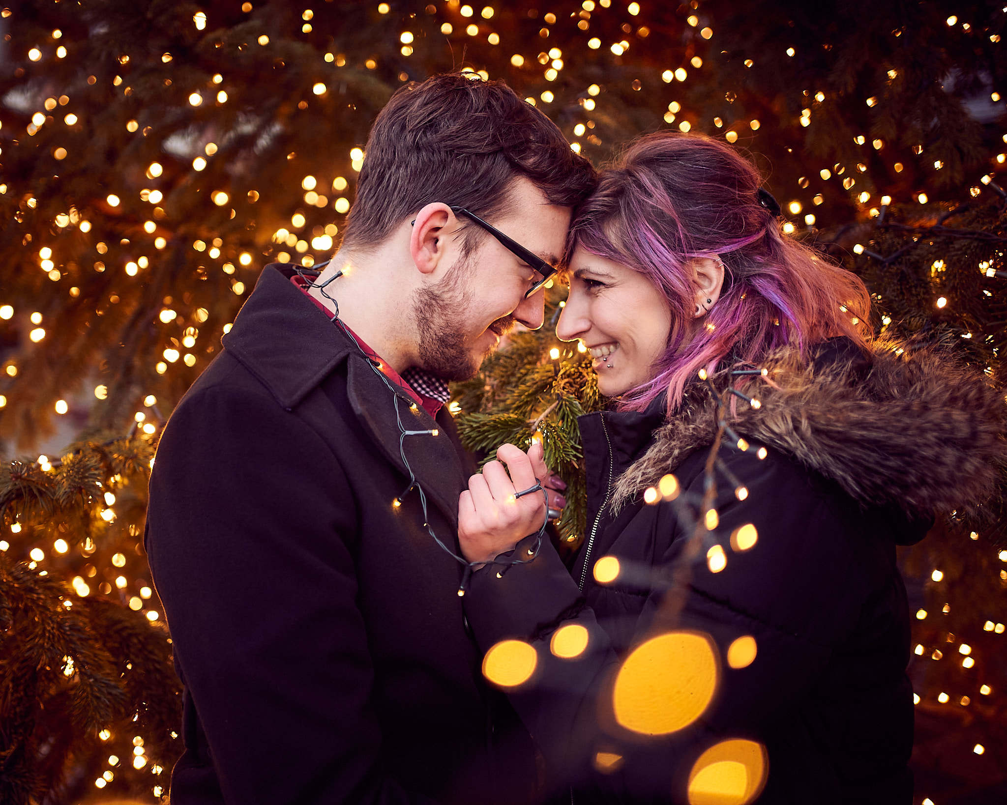 Pärchenfoto mit Lichterkette
