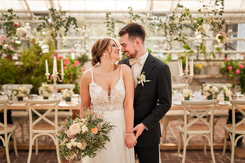 Braut und Bräutigam bei den formalen Brautpaarfotos in der Eventlocation "alte Gärtnerei".