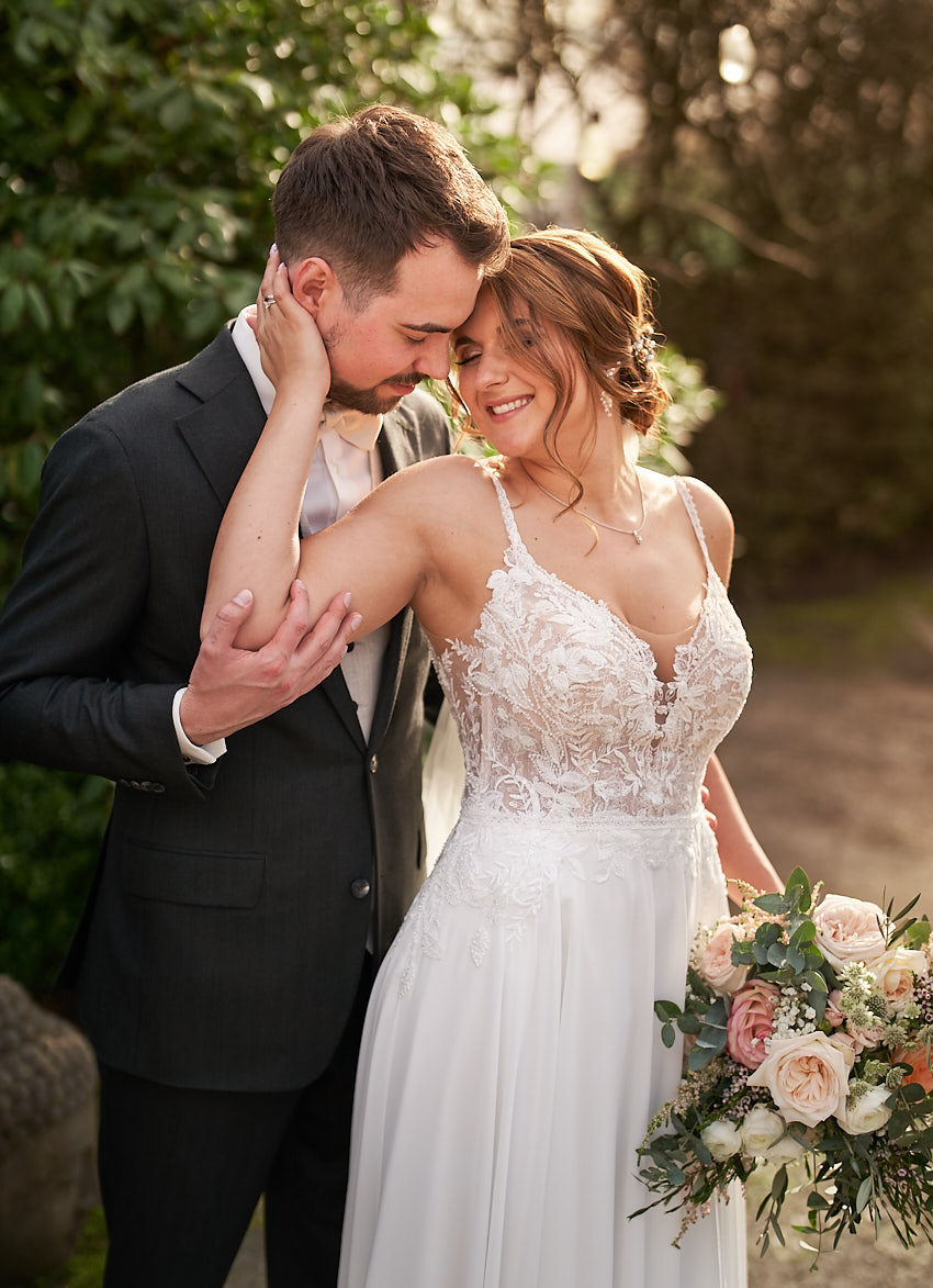 Die Pose eines Hochzeitspärchens bei Sonnenuntergang