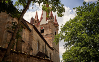 evangelische Mätthäuskirche in Heroldsberg Außenaufnahme am Tag einer Hochzeit