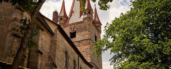 evangelische Mätthäuskirche in Heroldsberg Außenaufnahme am Tag einer Hochzeit