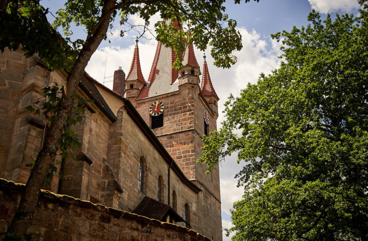 evangelische Mätthäuskirche in Heroldsberg Außenaufnahme am Tag einer Hochzeit