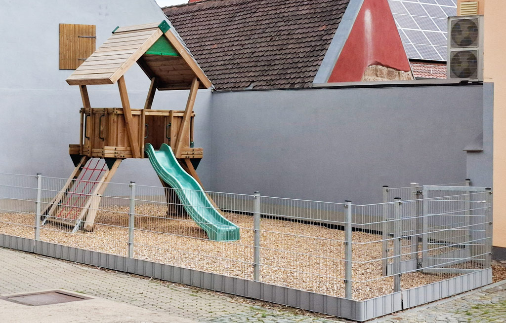 Eingezäunter Spielplatz