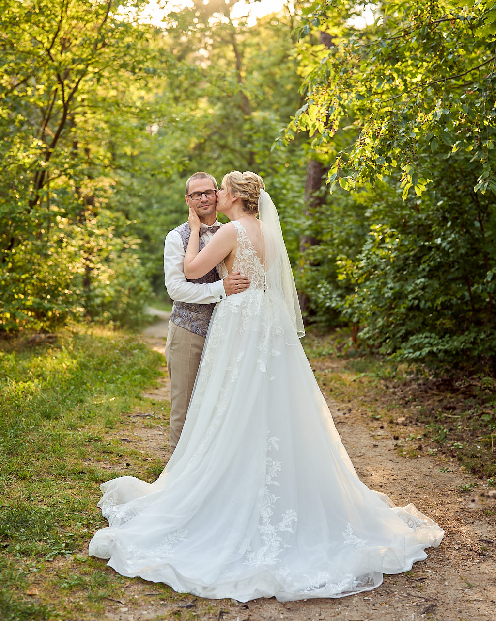 Braut und Bräutigam posen für den Hochzeitsfotografen