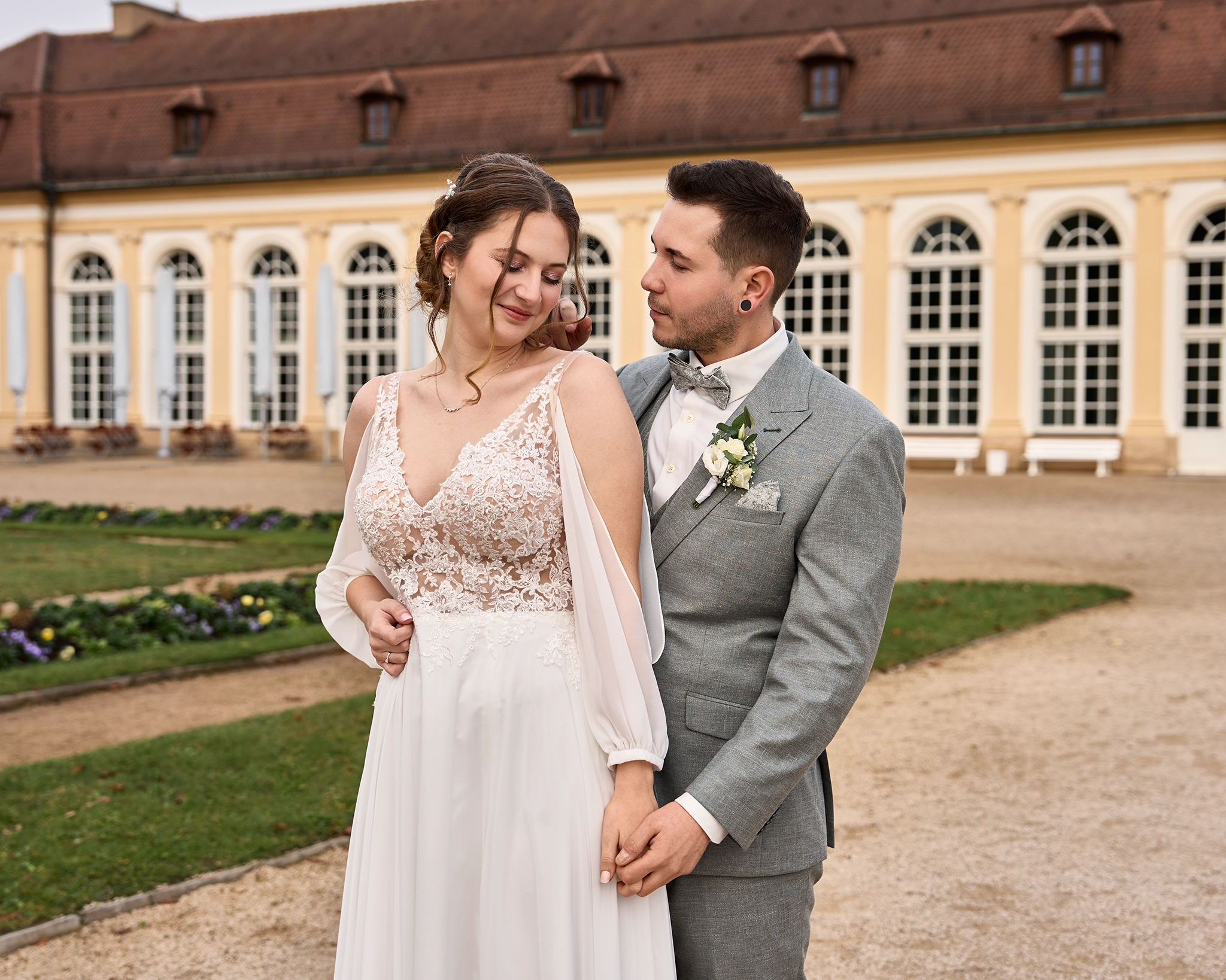 Hochzeitsfoto beim First Look in Ansbach vor der Orangerie.